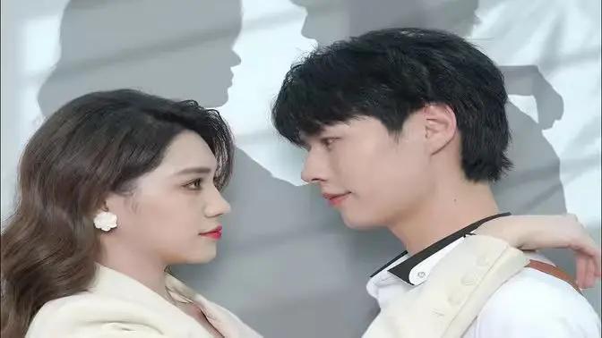 《绑定暴富系统后霸总恋爱脑了》:系统绑定引发的搞笑恋爱冒险